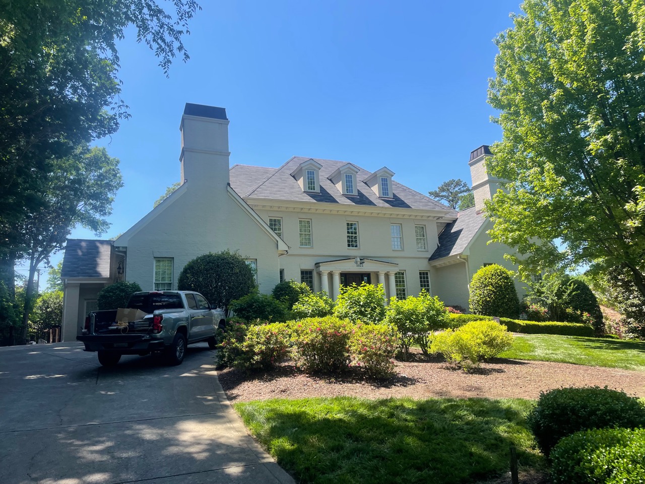 Front view of the completed GAF Slateline English Gray roof on a Foxcroft estate